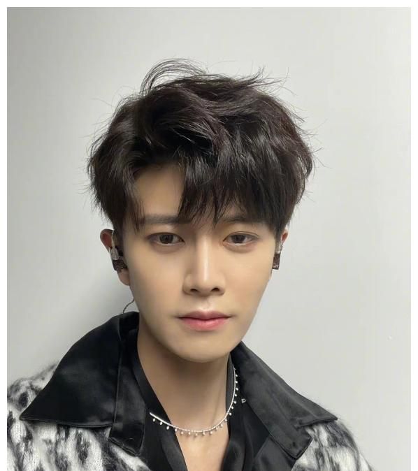 任嘉伦33岁生日，杨紫张睿留言祝福，《蓝焰突击》《请君》也动了休闲区蓝鸢梦想 - Www.slyday.coM