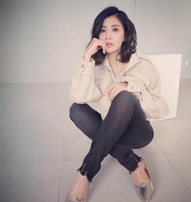 贾静雯跟大女儿合影,才16岁腿都这么长了,脸气质比妈妈更洋气!