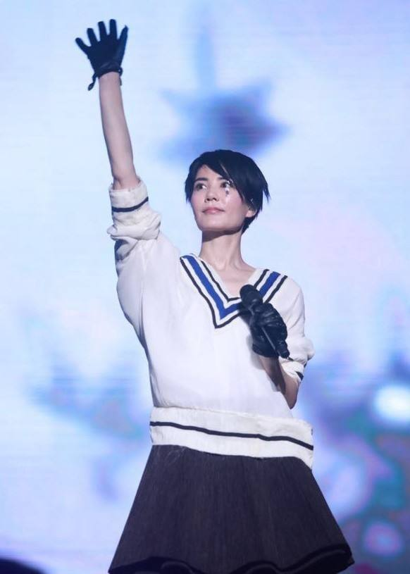 王菲低调复工换新发型穿鹅黄色嫩得像小姑娘全程紧张到扣手