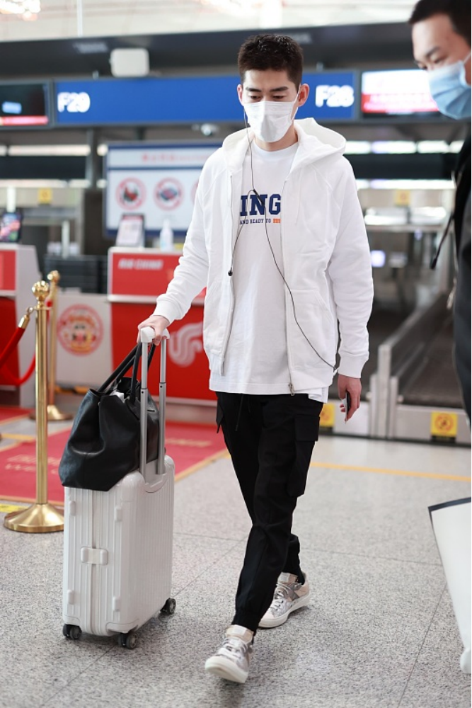 张翰还是记忆中的那个少年,穿白色卫衣学长气息浓郁,37岁依然帅