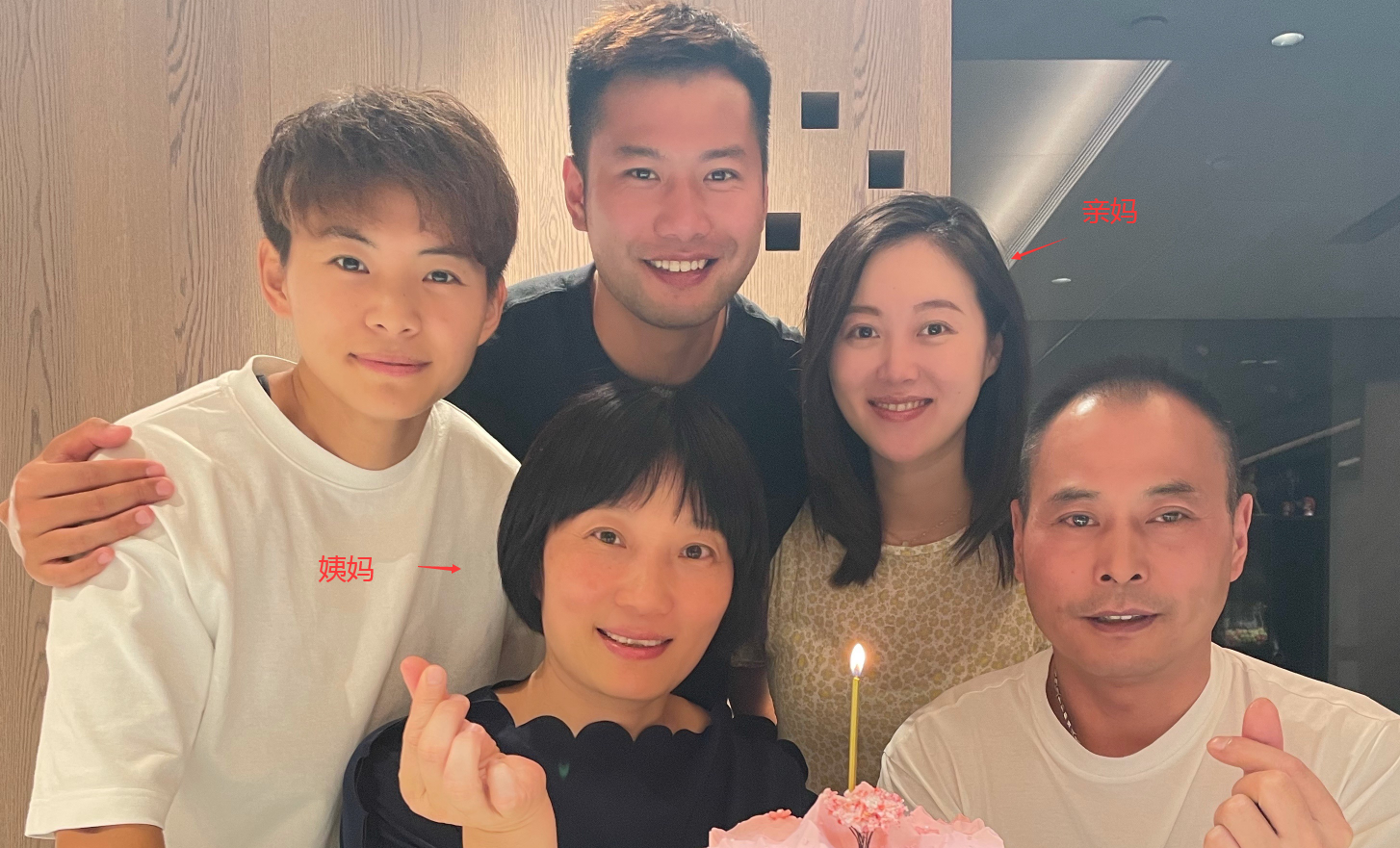 王霜晒全家福祝两个妈妈生日快乐亲生母亲首次露面年轻漂亮