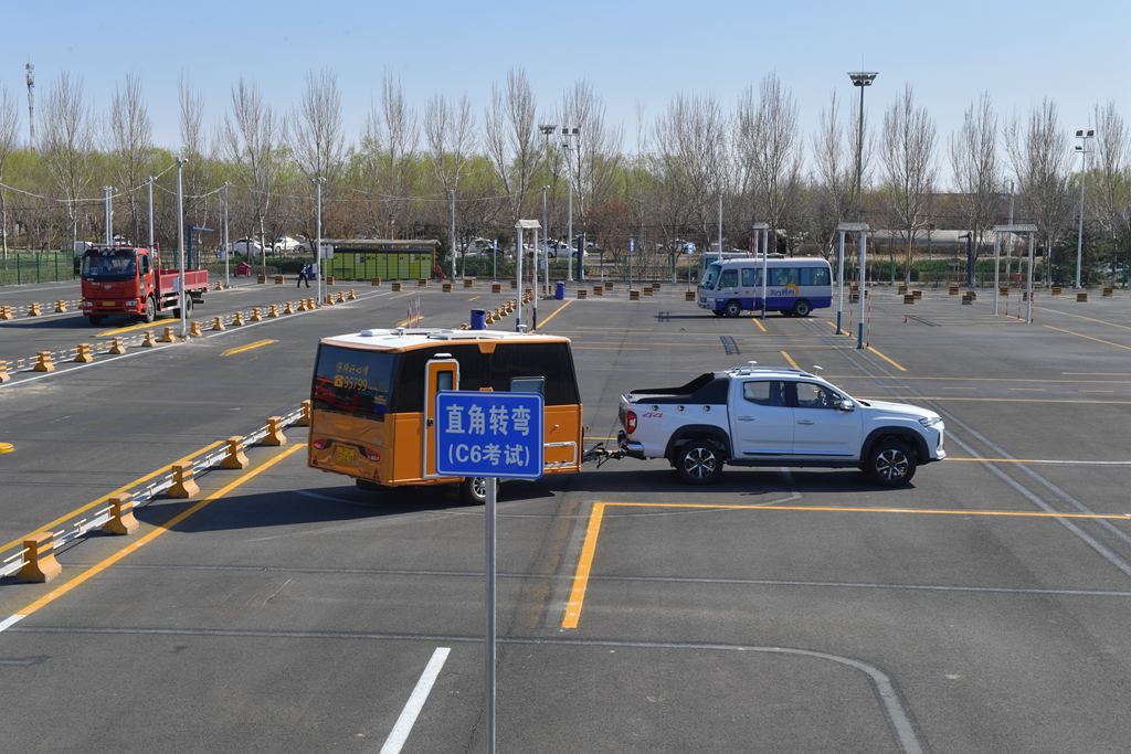 考试科目二和科目三安全文明驾驶常识(俗称"科目四"),考试满分为100分