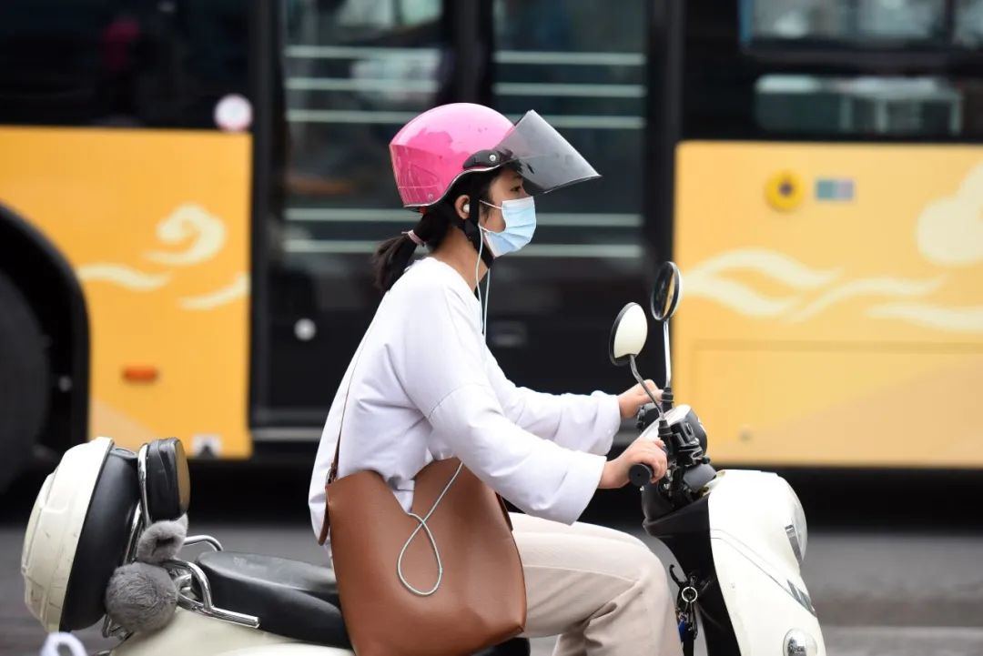 电动自行车头盔你戴对了吗