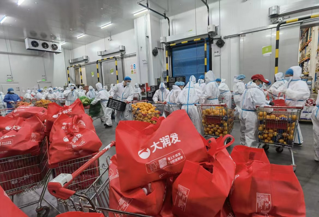 在大润发上海华漕店,被分拣打包好的商品正在等待配送受访对象辜图