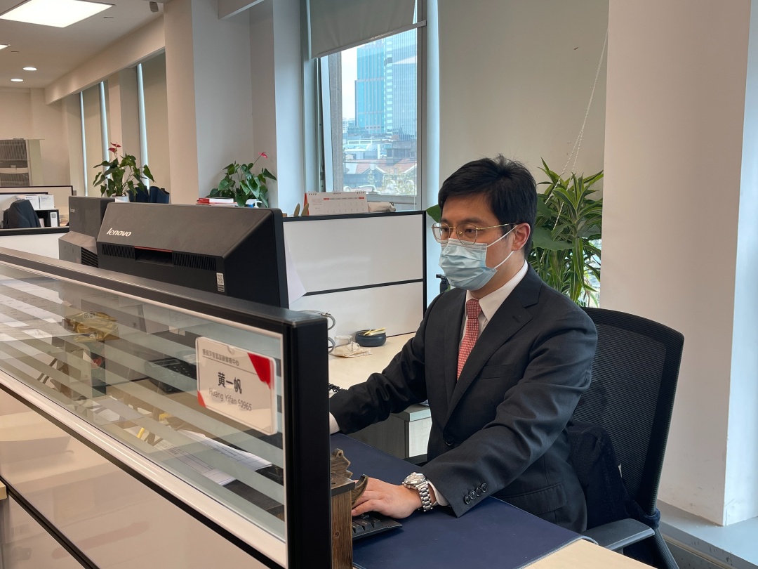 星夜逆行以小挂车为家银行人坚守岗位抗疫情