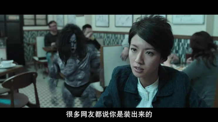 女记者紫宁(蔡思贝 饰)想要一探真伪,找到了还在吃饭的黄永发,年轻