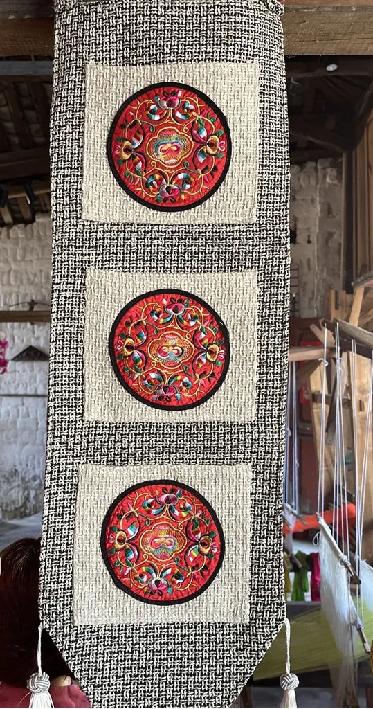 傣族织锦告诉你为什么小卜少的服饰那么美