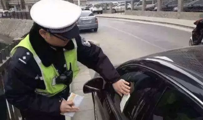 保时捷违停被贴罚单，车主：我认罚，但交警必须先赔钱休闲区蓝鸢梦想 - Www.slyday.coM