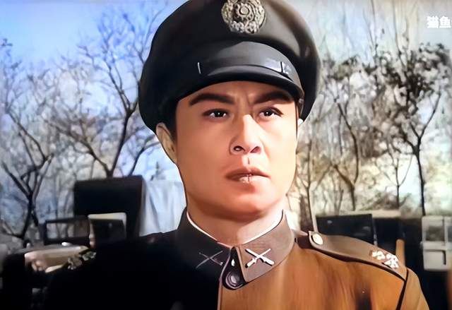 男神王心刚22张帅气照片欣赏穿军装威武戴眼镜儒雅侧颜最好看