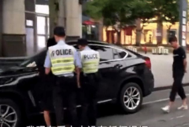 保时捷违停被贴罚单，车主：我认罚，但交警必须先赔钱休闲区蓝鸢梦想 - Www.slyday.coM