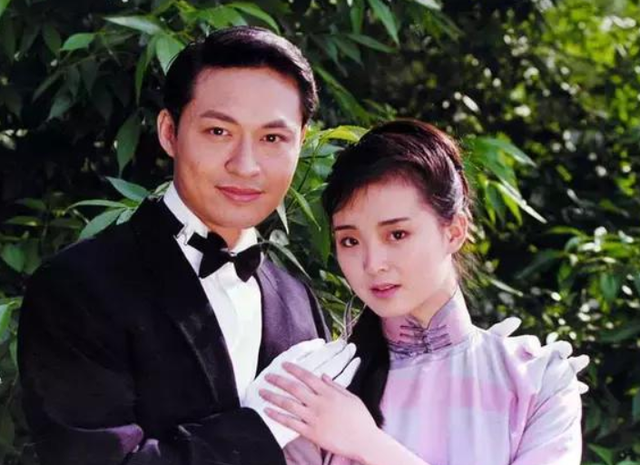 在因梅花三弄系列电视剧走红后,马景涛出演了武侠剧《倚天屠龙记》中