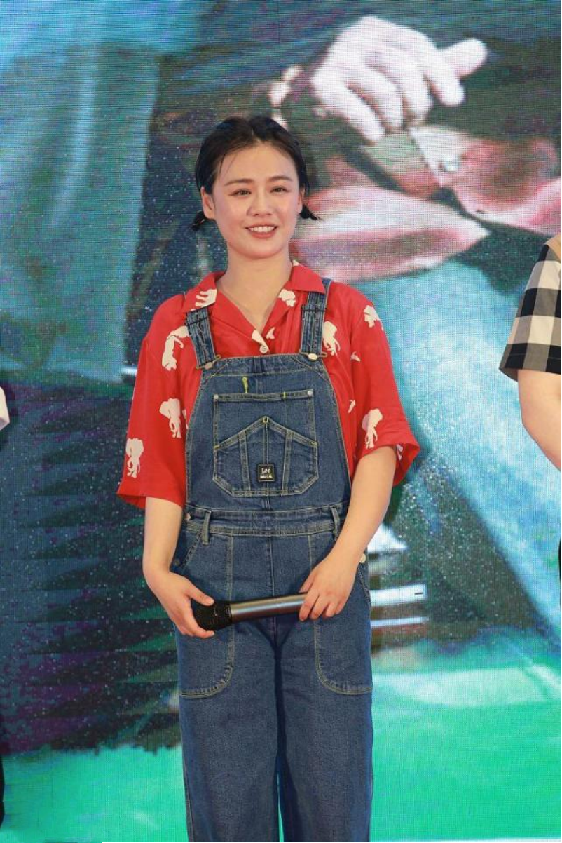 就算马思纯胖了也不丑肉肉的小脸看着就可爱穿着也挺有少女感