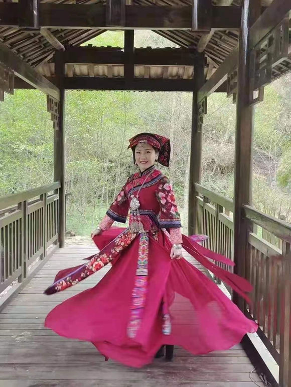 好久没到这方来》《情歌飞出十三寨》《借个月亮对山歌》《向往黔江》