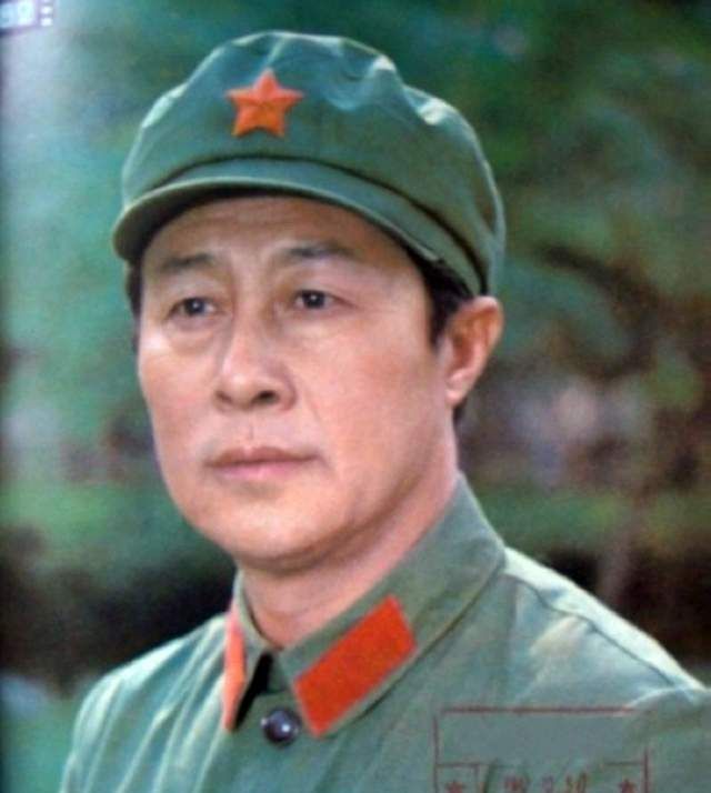 男神王心刚22张帅气照片欣赏穿军装威武戴眼镜儒雅侧颜最好看