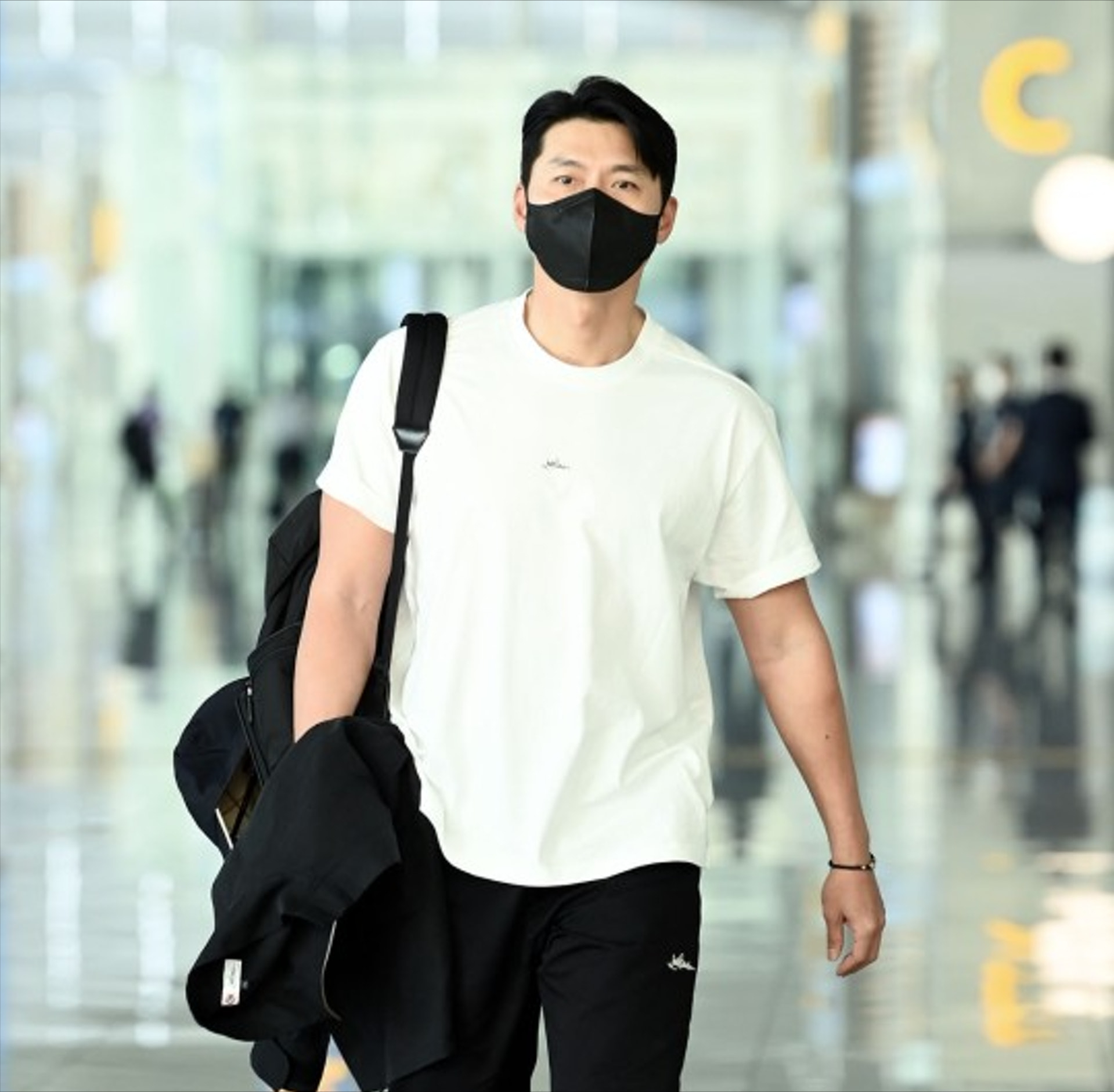 有韩媒在仁川机场候机大厅内拍到玄彬和孙艺珍并肩而行,虽然二人未有