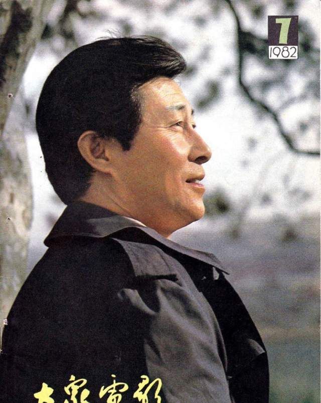 男神王心刚22张帅气照片欣赏穿军装威武戴眼镜儒雅侧颜最好看