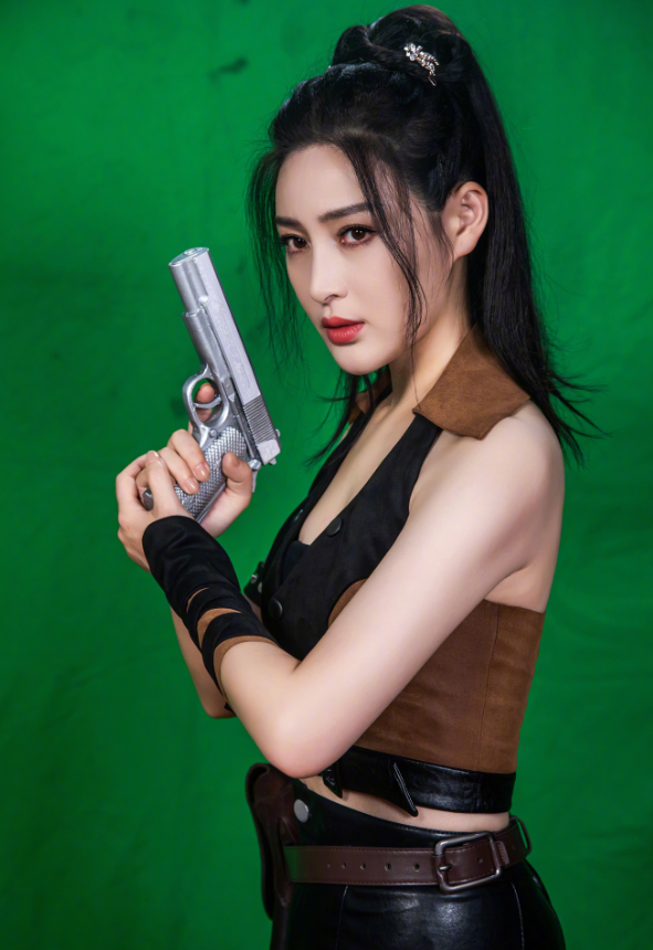 女星甘婷婷晒性感大片!穿小皮裤勒出细腰,92斤节食减肥饿到手抖