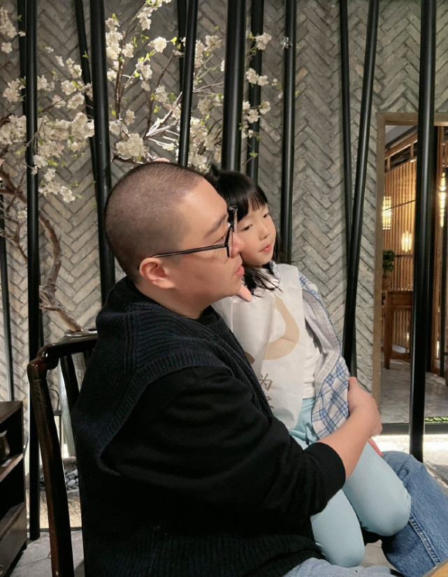 林宁瑞晒家庭幸福,郝劭文抱继女一起吃饭,关系亲密胜似亲生|郝劭文|继女|未婚妻_新浪新闻