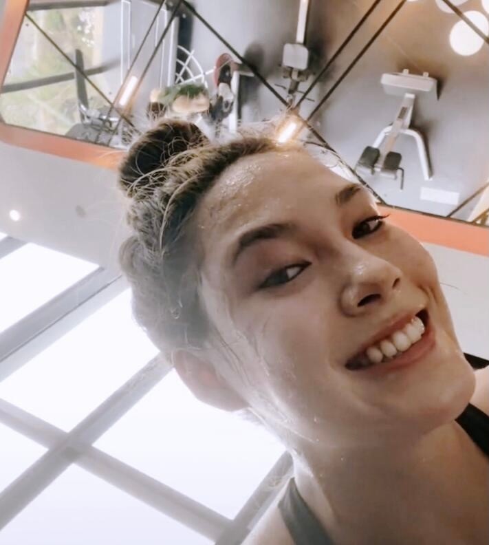 谷爱凌沉迷健身跑步，满头大汗自拍晒照！18岁身材火辣，皮肤紧致休闲区蓝鸢梦想 - Www.slyday.coM