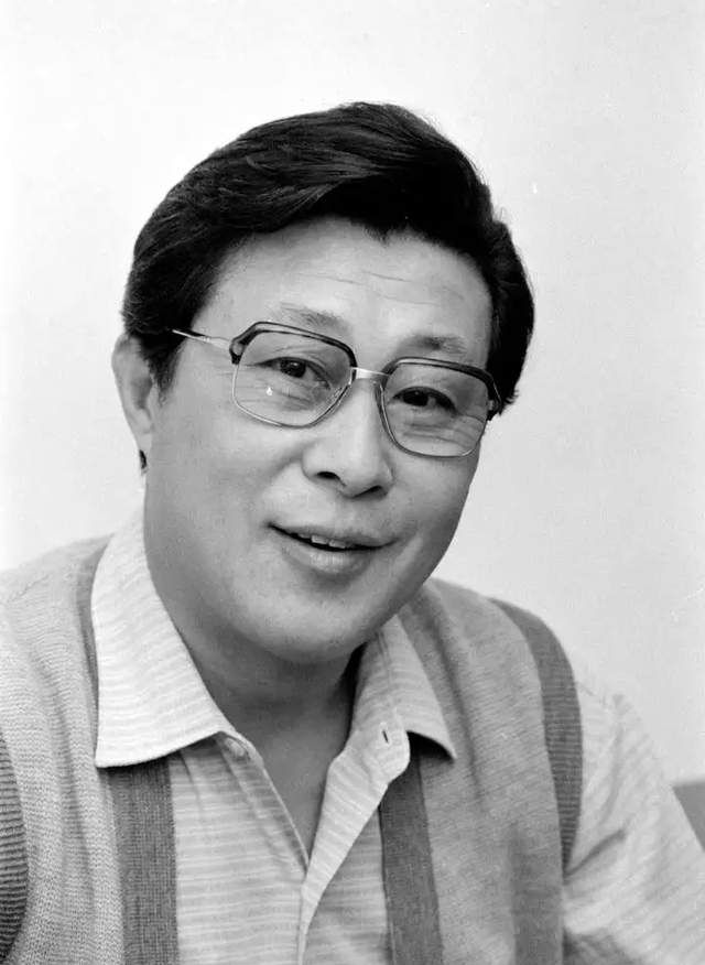 男神王心刚22张帅气照片欣赏穿军装威武戴眼镜儒雅侧颜最好看