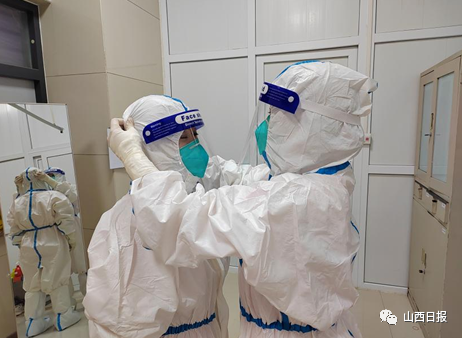 医护人员身穿全套防护服工作