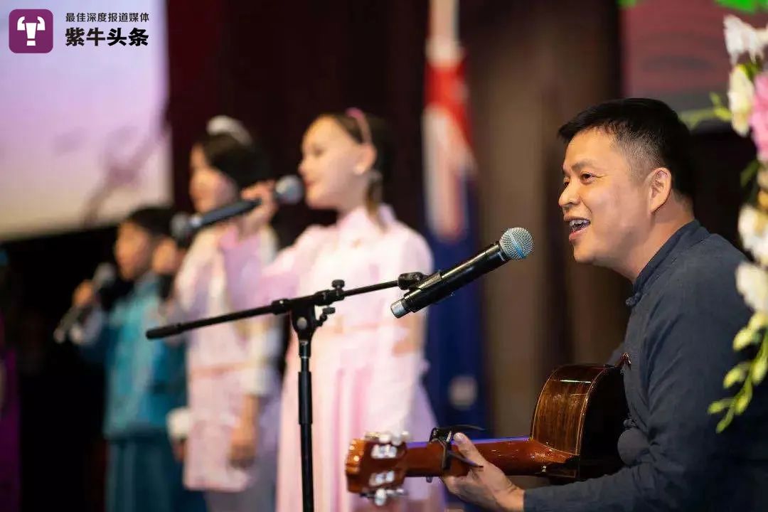 【紫牛头条】在海外教孩子唱中文古诗，他和女儿吟唱的《静夜思》让人听了落泪休闲区蓝鸢梦想 - Www.slyday.coM