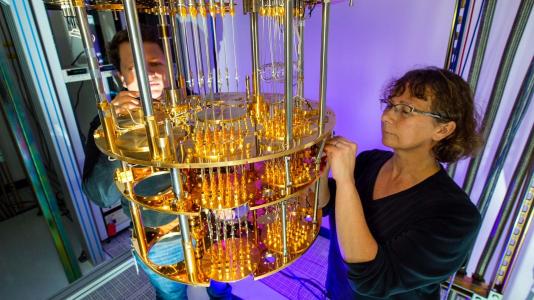 英特尔量子测量团队负责人Jeanette Roberts正在调试稀释制冷机，为保持量子比特的性能制造理想环境，图片来自英特尔