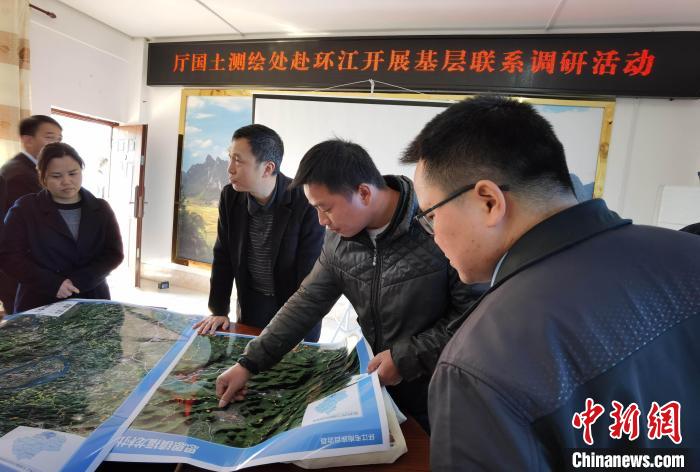 开展基层联系调研。　龙息红 摄