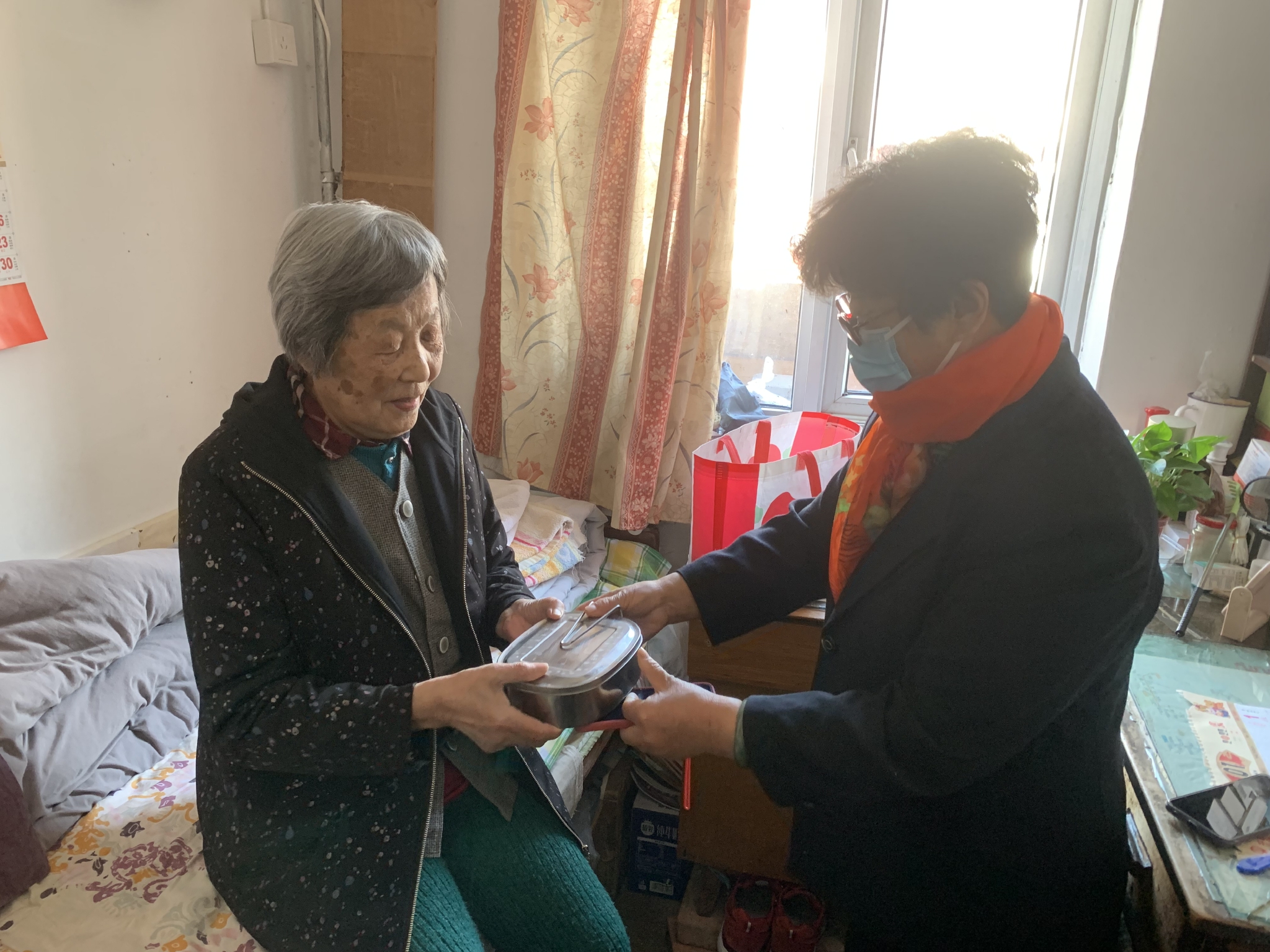 北京这个社区老年餐桌推出暖心服务,为老人送餐上门__财经头条