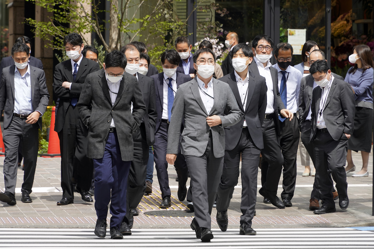 日本东京,上班族走在东京丸之内商业区