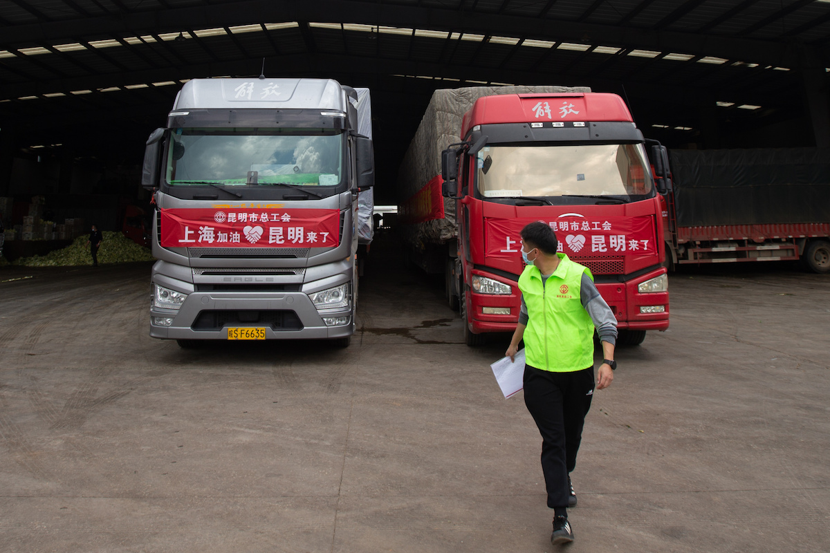 4月9日,昆明100吨蔬菜支援上海,准备发车.