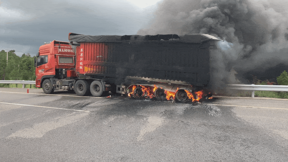 高速路上,大货车突然起火!
