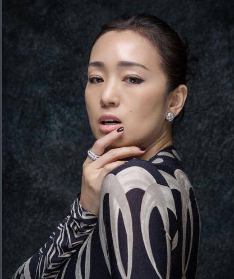 53岁巩俐气质佳身材脸蛋依旧在线年龄在巩皇面前根本不算事