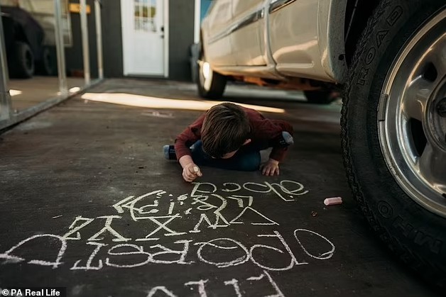 美国5岁自闭症男童精通书写10种语言,被称为“小小爱因斯坦”休闲区蓝鸢梦想 - Www.slyday.coM 美国5岁自闭症男童精通书写10种语言,被称为“小小爱因斯坦”休闲区蓝鸢梦想 - Www.slyday.coM