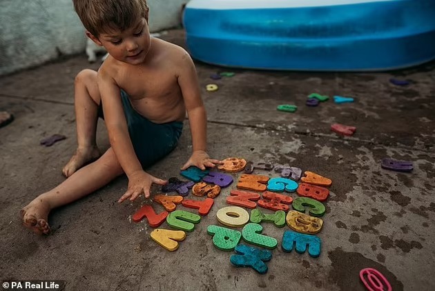 美国5岁自闭症男童精通书写10种语言,被称为“小小爱因斯坦”休闲区蓝鸢梦想 - Www.slyday.coM 美国5岁自闭症男童精通书写10种语言,被称为“小小爱因斯坦”休闲区蓝鸢梦想 - Www.slyday.coM