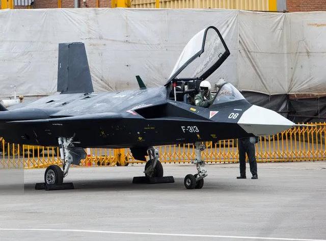 媒,尤其是军事装备方面的,所以在看到f313拉出来的时候,这架战斗机