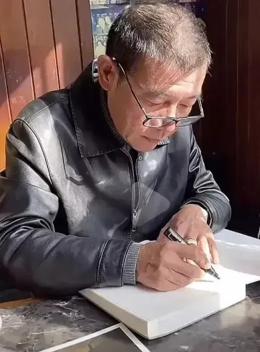 主持人渠成把食物分给患病的邻居,自己在家吃泡面|渠成|主持人|邻居