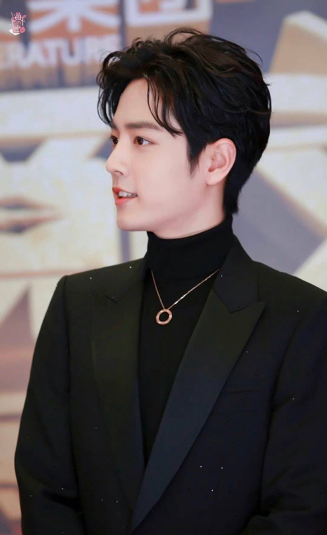 论肖战的衣品与身材有多好,这些平平无奇的黑白高领毛衣