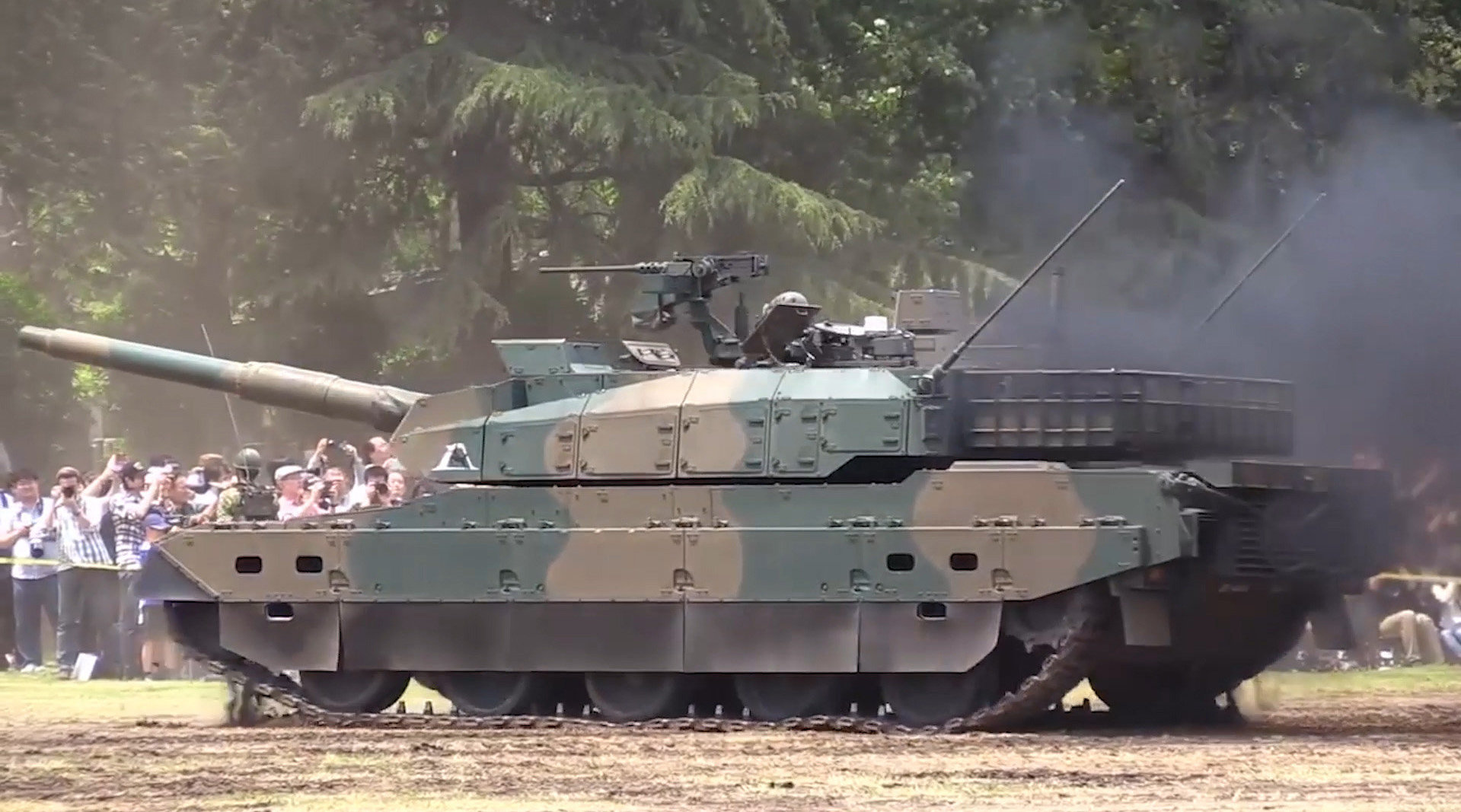 日本陆上自卫队三辆10式主战坦克进行机动性能展示