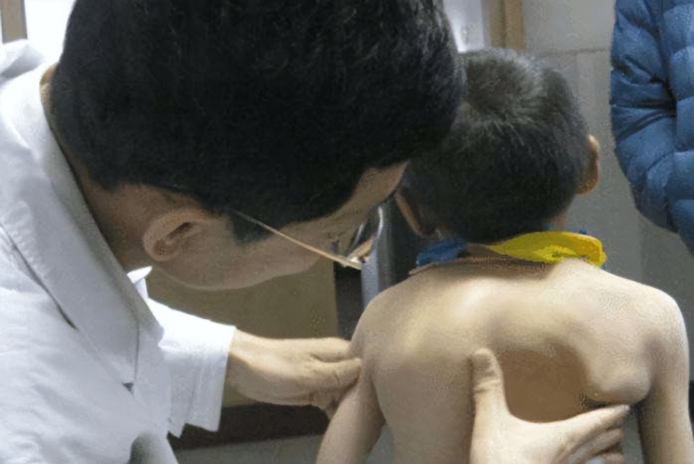 可是,孩子出现驼背的情况,也很委屈.