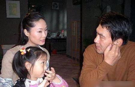 55岁于文华全家照25岁女儿如花似玉二婚丈夫也超级帅气