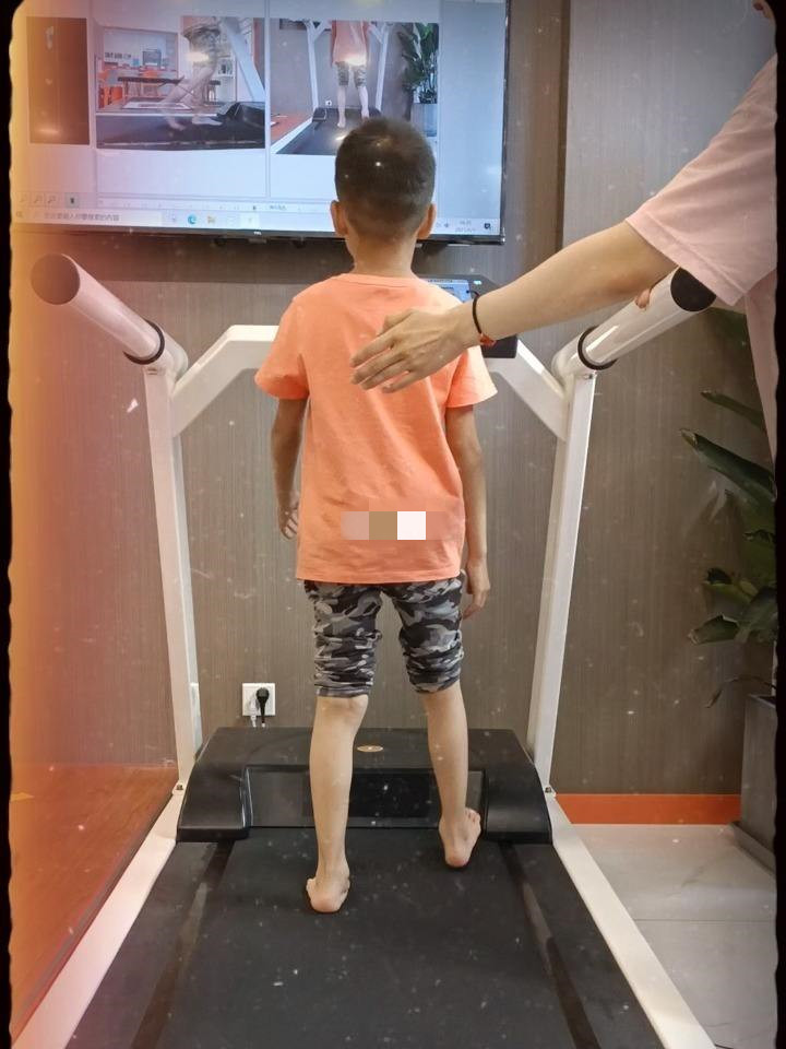 宝妈就感慨,小孩子真不能轻易交给老公带,不然带出个驼背娃,他还不