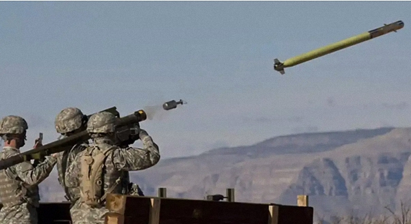  “毒刺”便携式防空导弹发射瞬间。