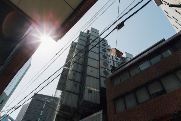 这是4月12日在日本东京拍摄的中银胶囊塔。 新华社