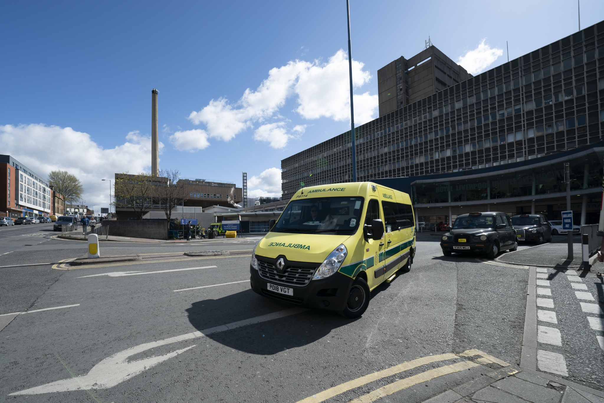 这是4月1日在英国利物浦一家医院外拍摄的急救车。新华社发（乔恩·休珀摄）