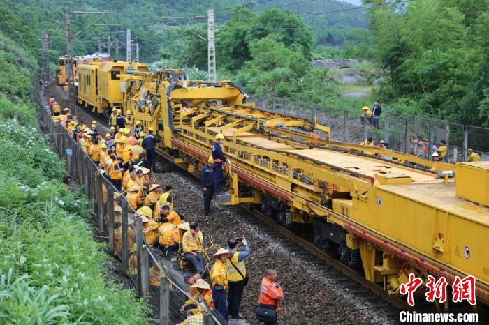 京广铁路湖南段换枕换骨27000根全程机械化