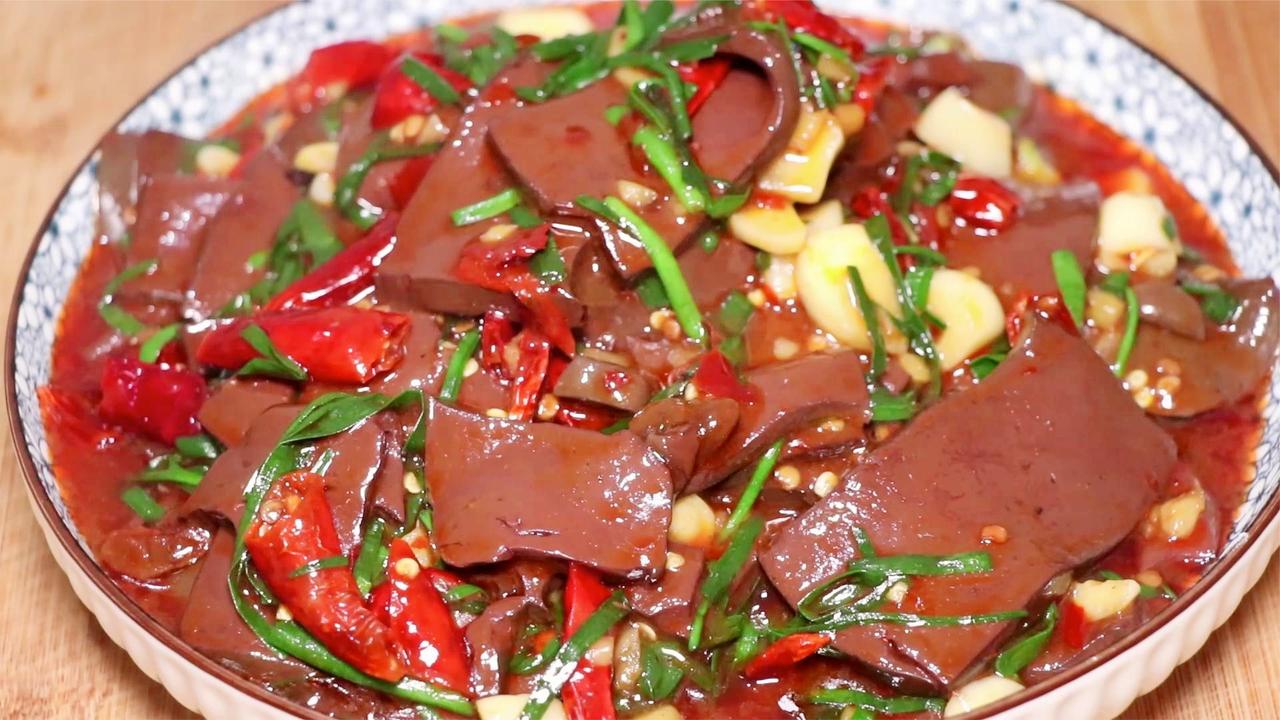 烧猪血时千万不要直接下锅教你正确做法入口滑嫩麻辣鲜香