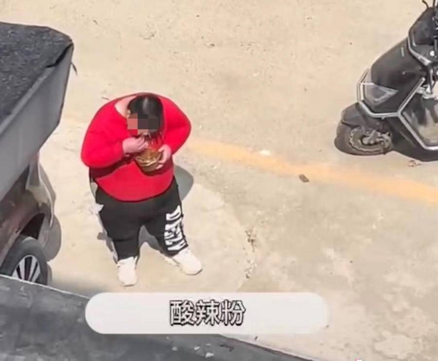 北京一外卖员偷吃顾客酸辣粉被拍到，当事人：没看到的话就吃了休闲区蓝鸢梦想 - Www.slyday.coM