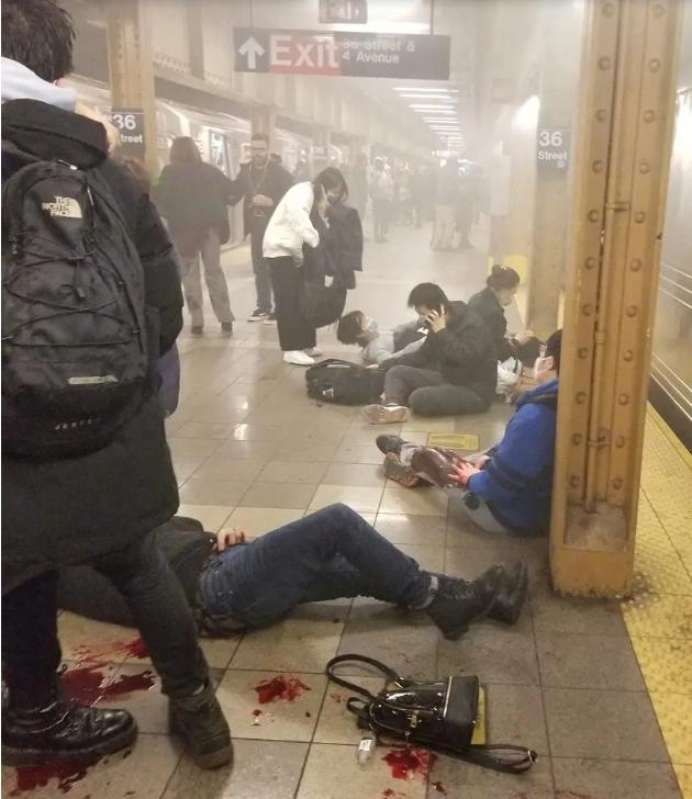 纽约地铁突发血腥枪击案，现场有亚裔受伤，“嫌疑人”曾发表种族言论休闲区蓝鸢梦想 - Www.slyday.coM