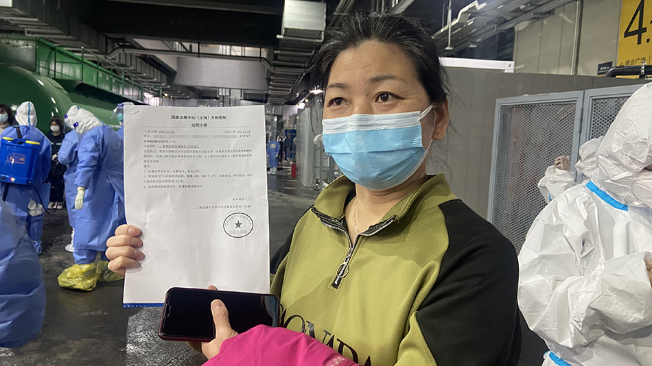 患者向记者展示自己的出院小结